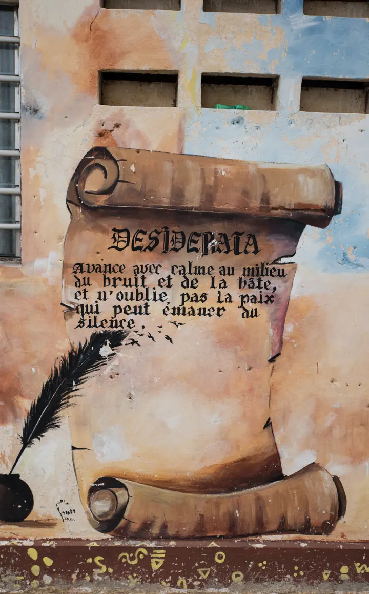 Fresque murale peinte en trompe-l’œil représentant un parchemin déroulé et une plume