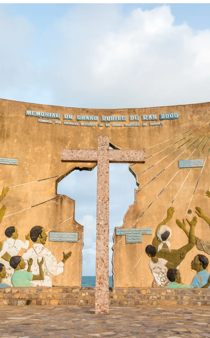 Vue d’ensemble du Mémorial du Grand Sacrifice à Ouidah, fresque et croix face à l’océan