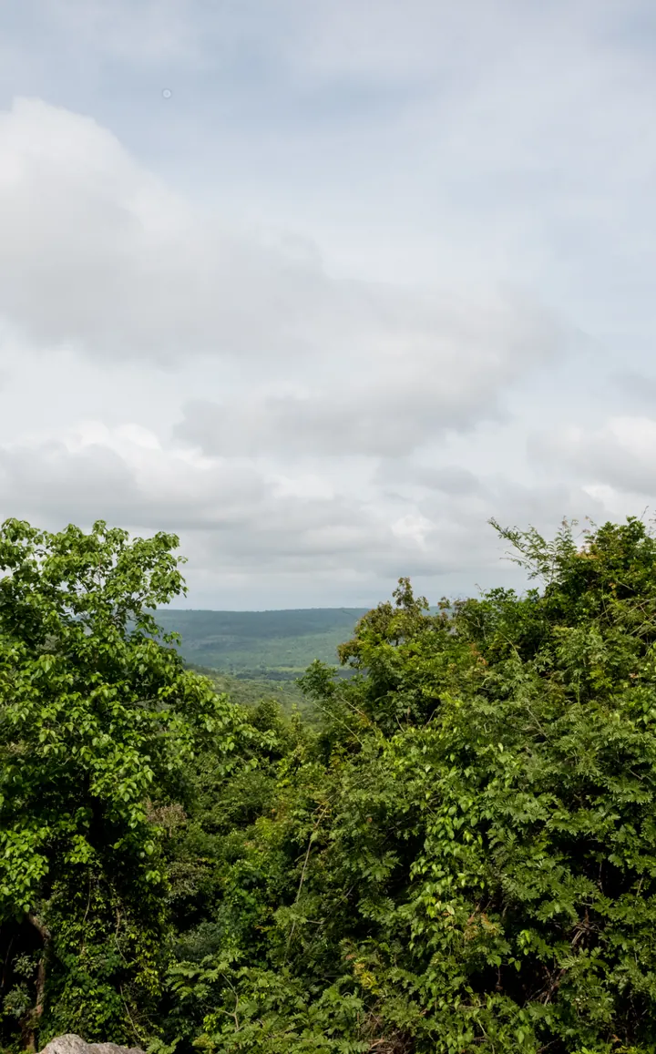 Les collines boisées autour de Kara, dans le nord du Togo, sous un ciel de fin de saison sèche